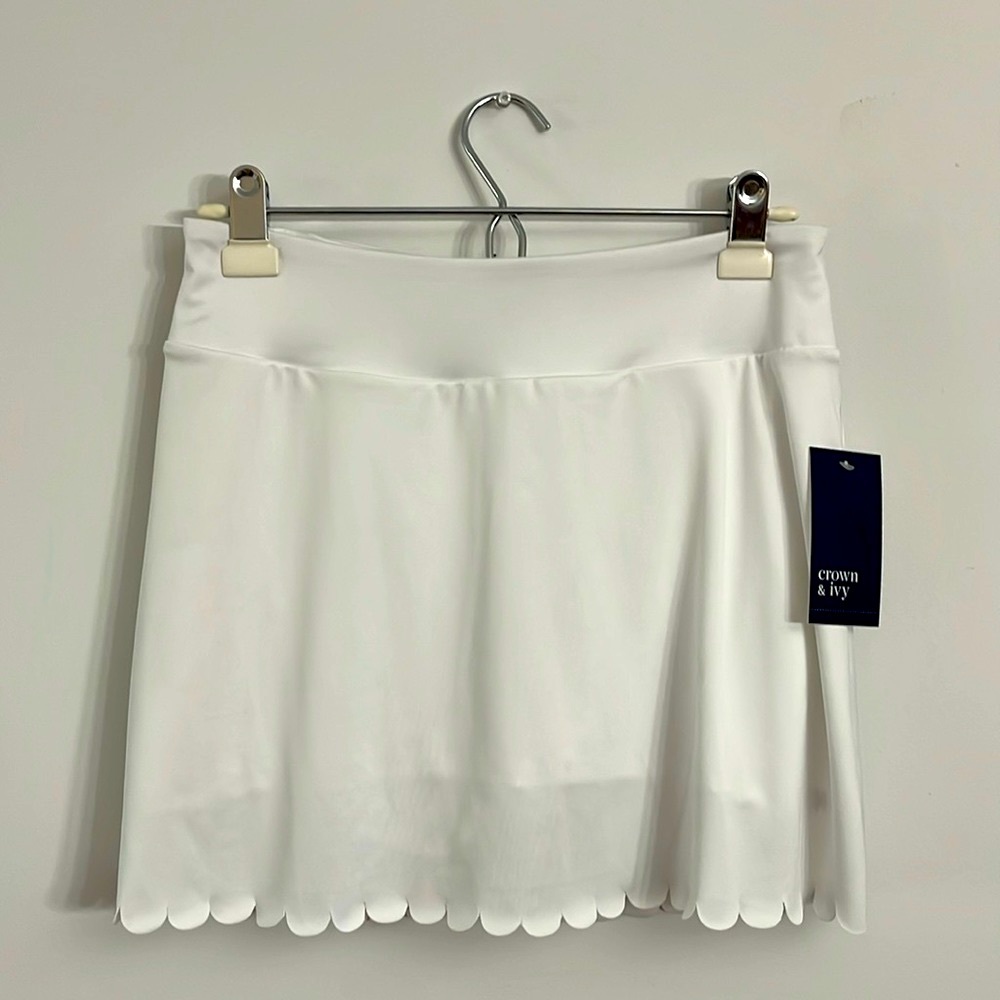 Crown & Ivy Scallop Trim Athletic White Skort